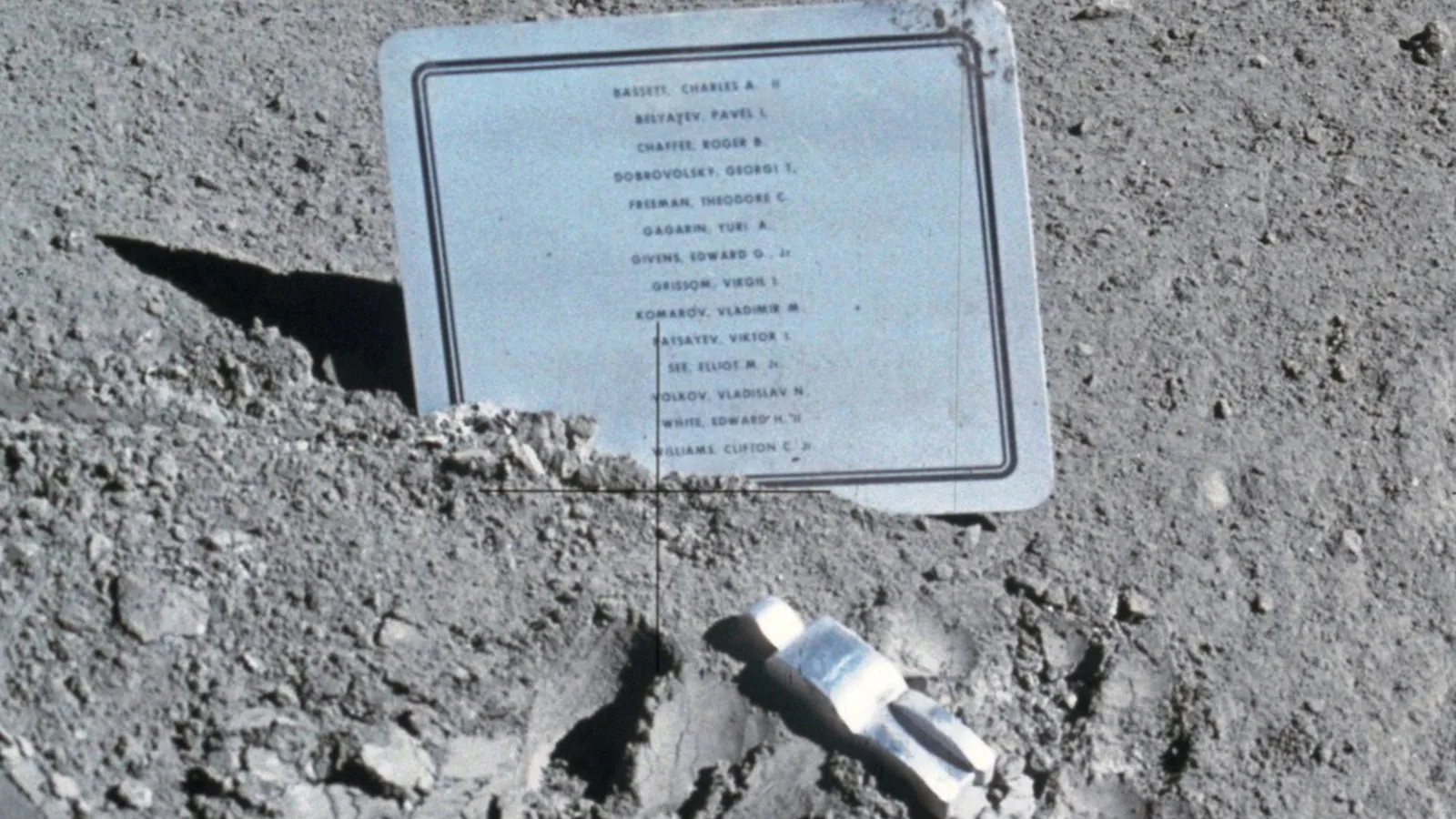 保羅・凡・霍敦克（Paul van Hoeydonck）設計的牌匾，列上了逝去生命的太空人名字。（NASA）
