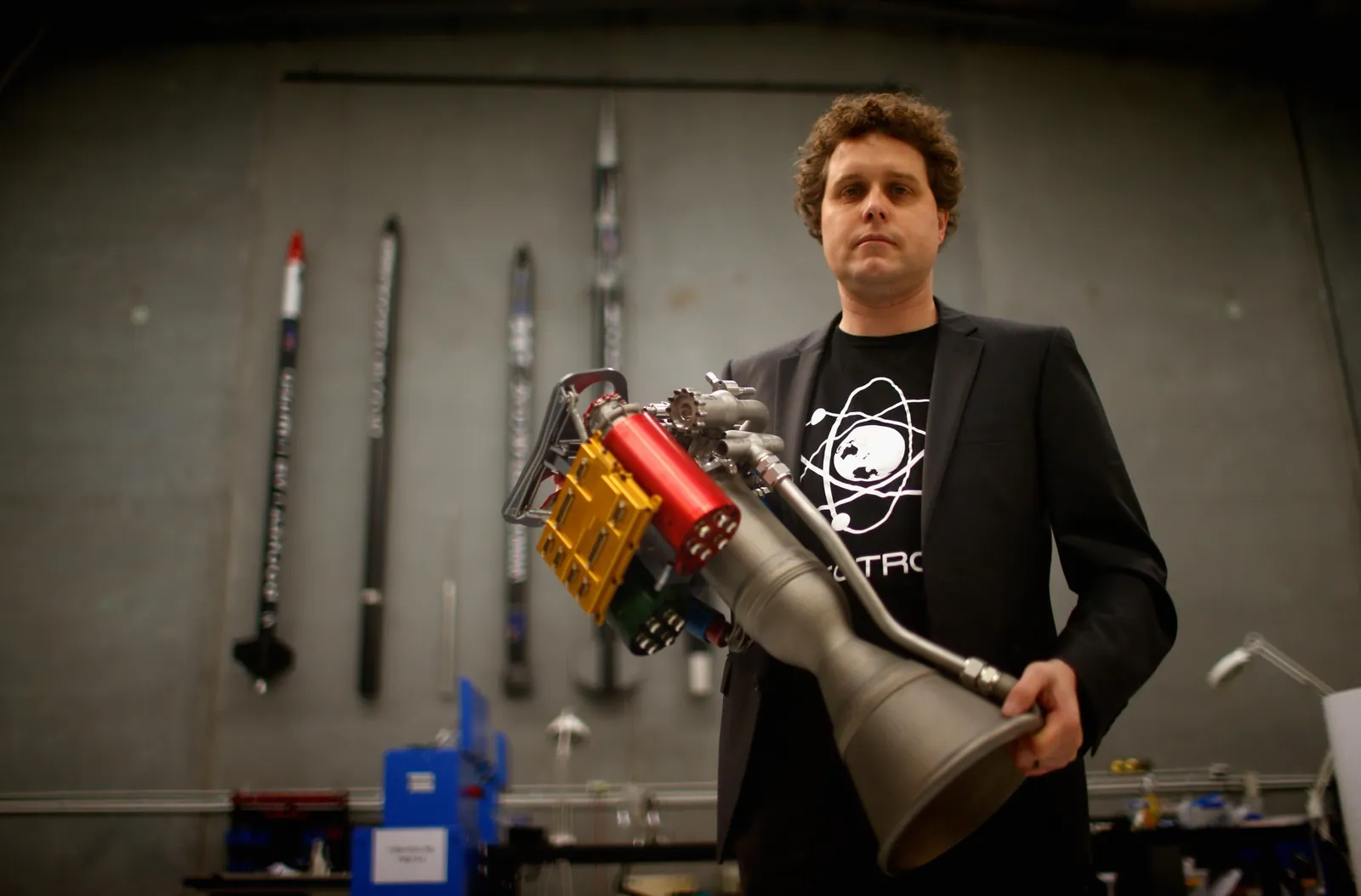 Rocket Lab 創辦人暨執行長 Peter Beck 手持 Rutherford 火箭引擎