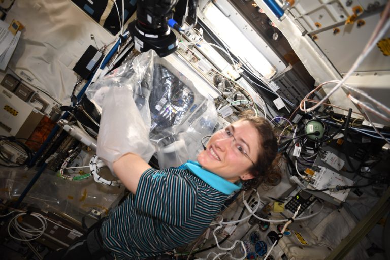 太空人克里斯汀娜・柯取正在使用 nScrypt 公司的 3D 生物列印設備 BFF，進行太空醫學研究 (nScrypt)