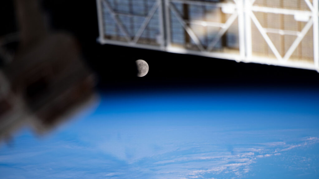 從國際太空站看月食