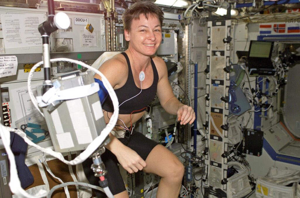 Peggy Whitson 於國際太空站健身中